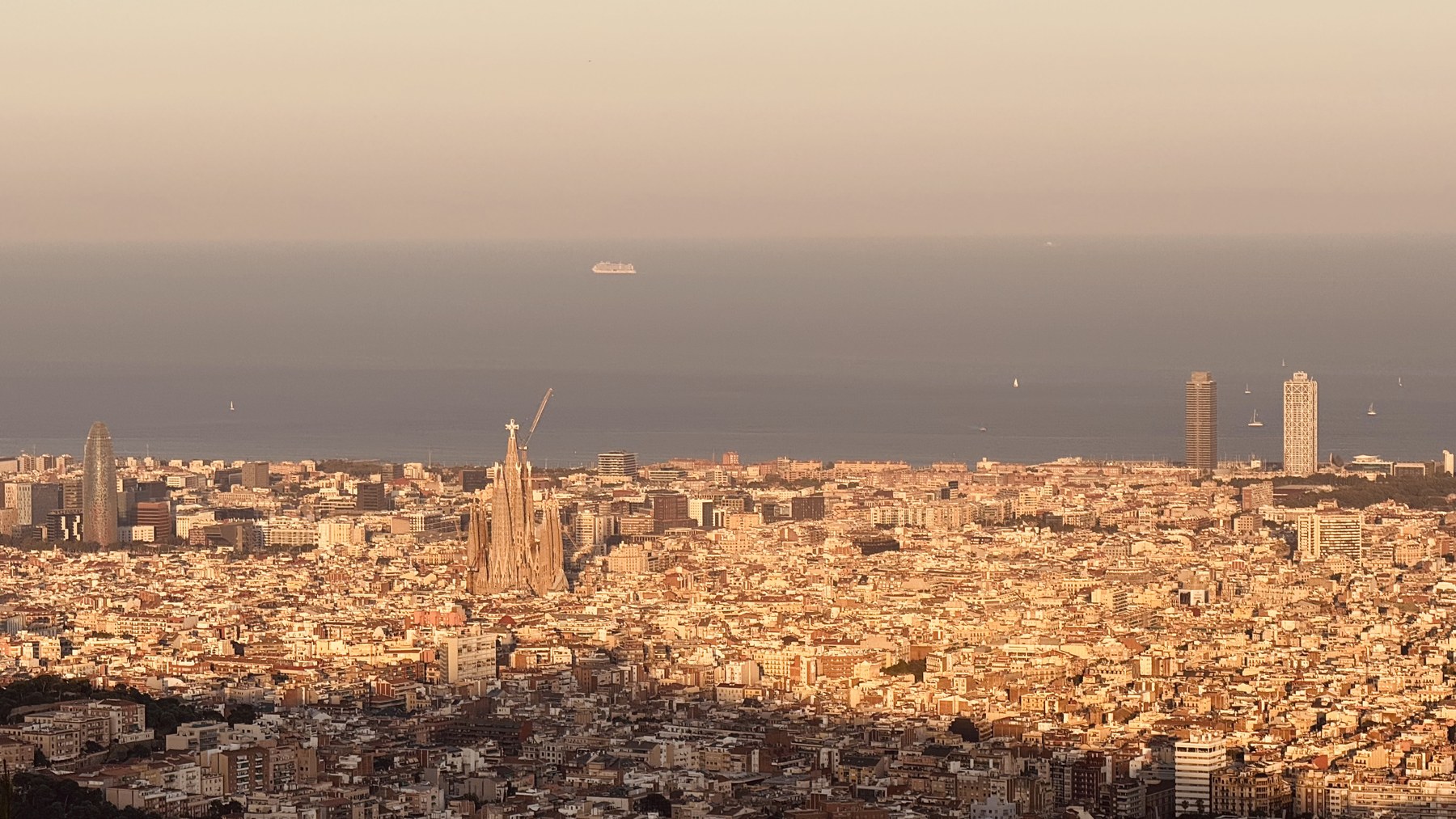 Vista de la Sagrada Familia y Barcelona al atardecer desde el Observatorio Fabra