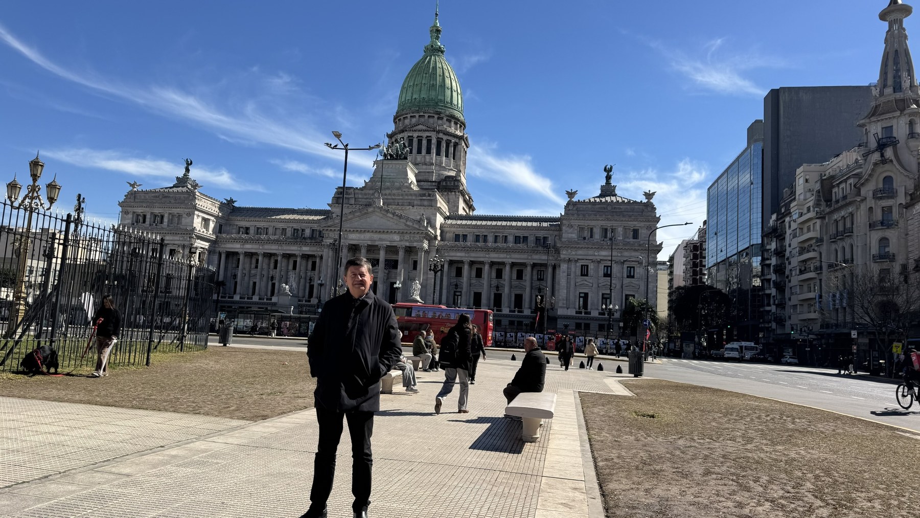 El Congreso Nacional bajo el sol porteño.