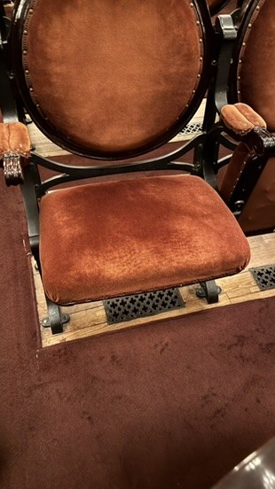 Un detalle del mobiliario durante la visita al Teatro Colón.
