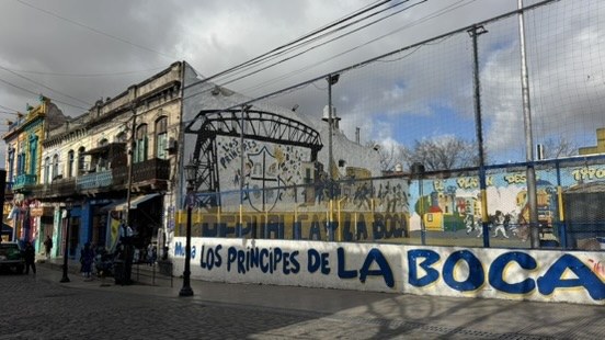 La Bombonera, vista desde las calles de La Boca.
