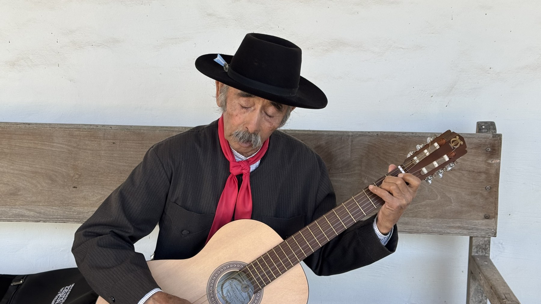 Don Óscar y su guitarra: la mejor forma de escuchar la tradición gaucha.