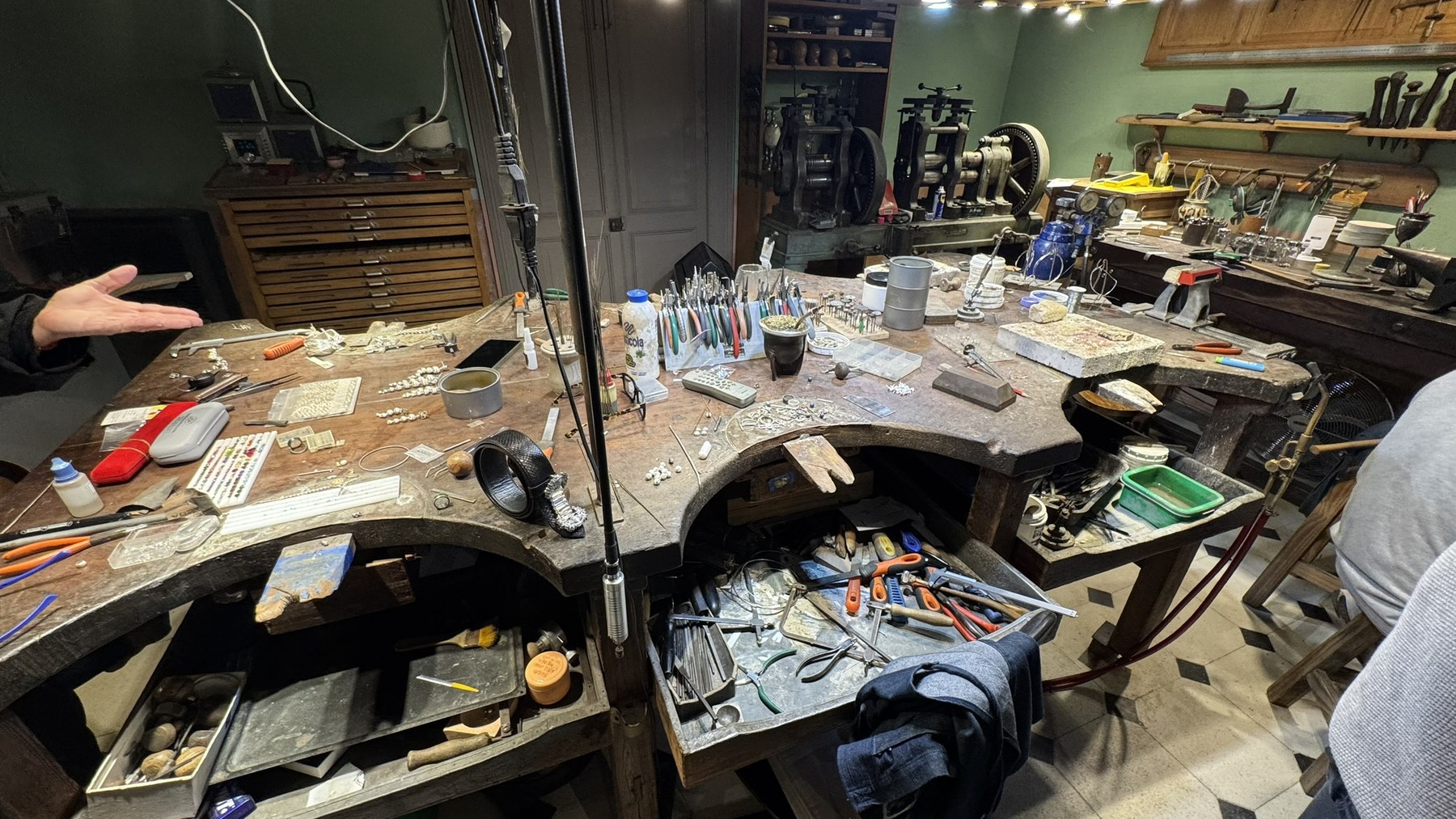 En la platería: las herramientas y las piezas cuentan tanto como el artesano.