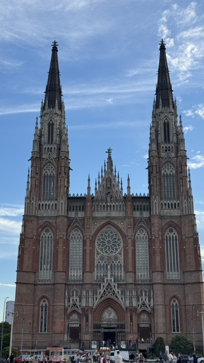 Las agujas neogóticas de la catedral de La Plata.