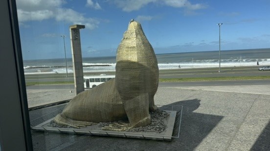 El mar y una escultura costera en Mar del Plata.