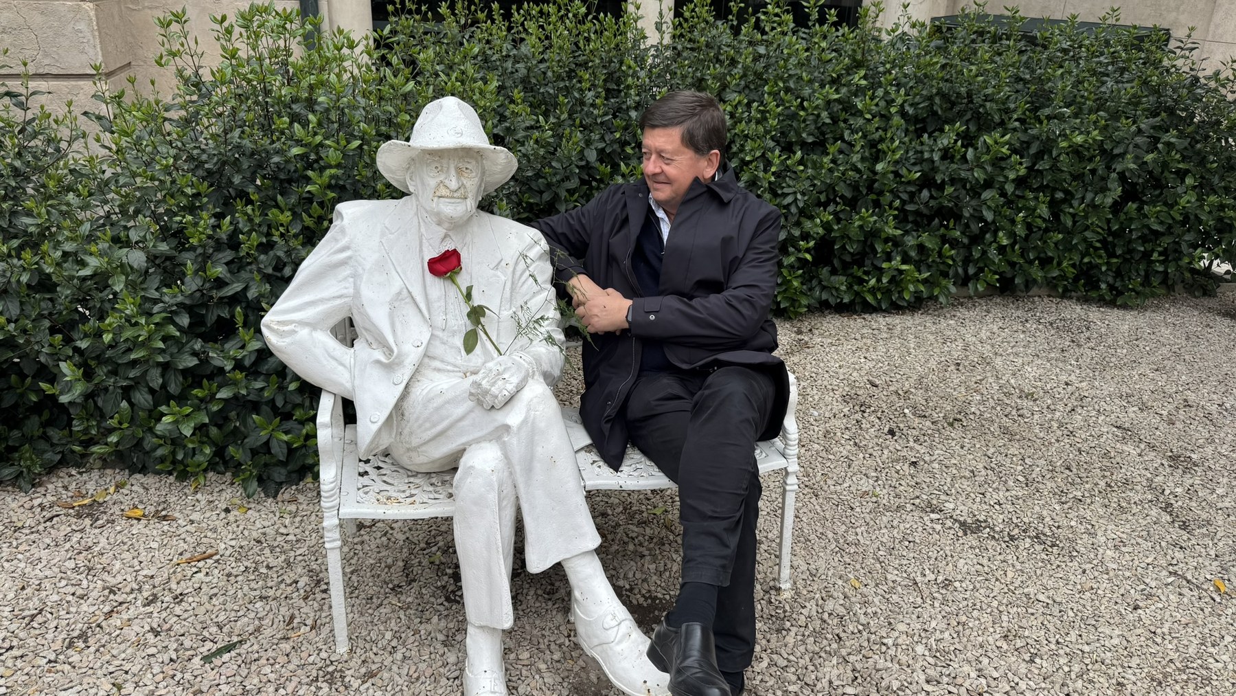 En el banco con la estatua dedicada a René Lavand.