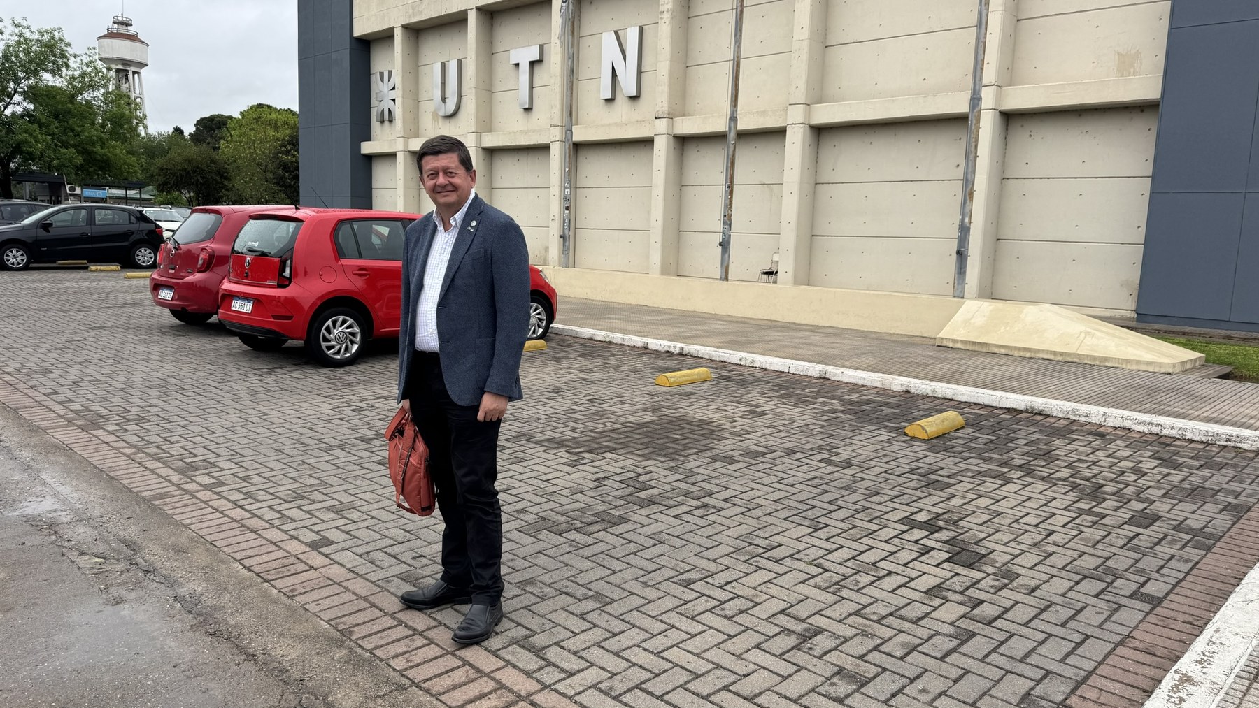 A las puertas de la Facultad Regional Córdoba de la UTN.