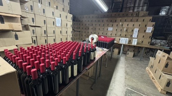 Botellas de vino en la bodega que visitamos.