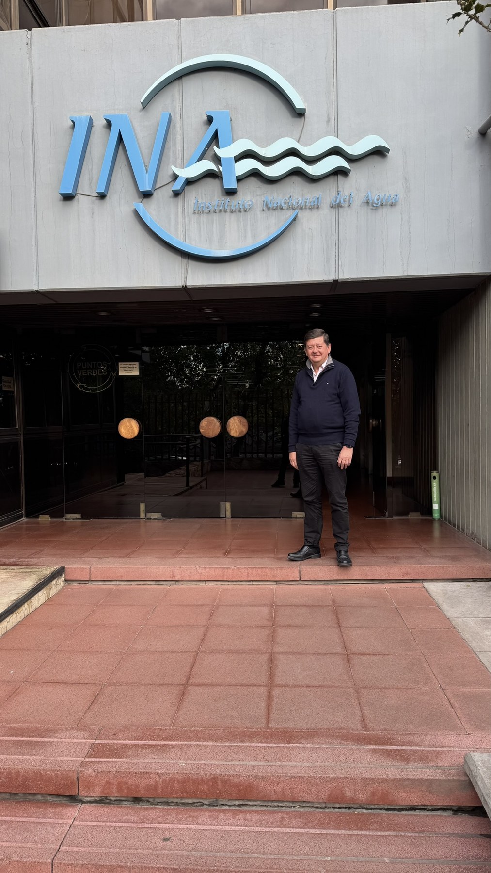 A las puertas del Instituto Nacional del Agua en Mendoza.
