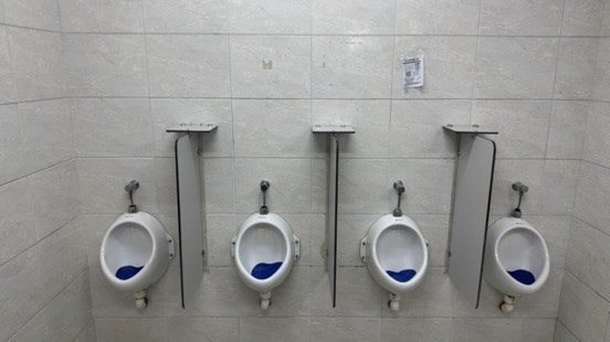 Una bandeja junto a los urinarios; sigo pensando que era para dejar el mate.