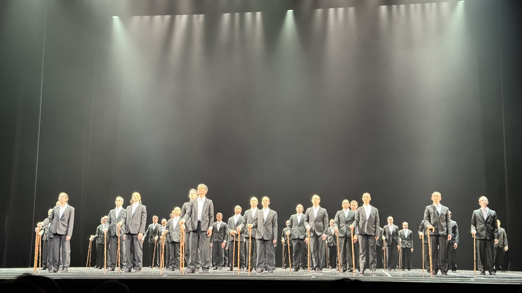 El saludo del elenco al final de la representación en el Teatro Colón.
