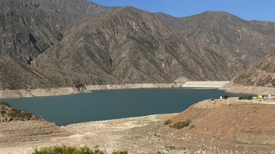 Un embalse entre montañas durante el viaje por Mendoza.