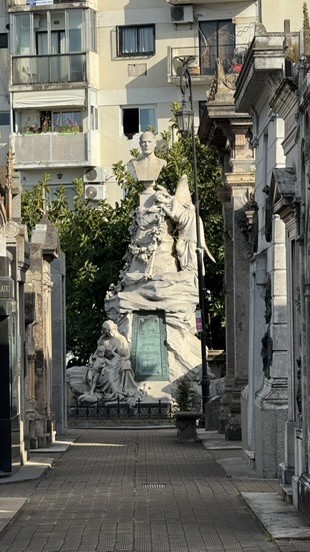 Una de las calles de mausoleos del cementerio de la Recoleta.