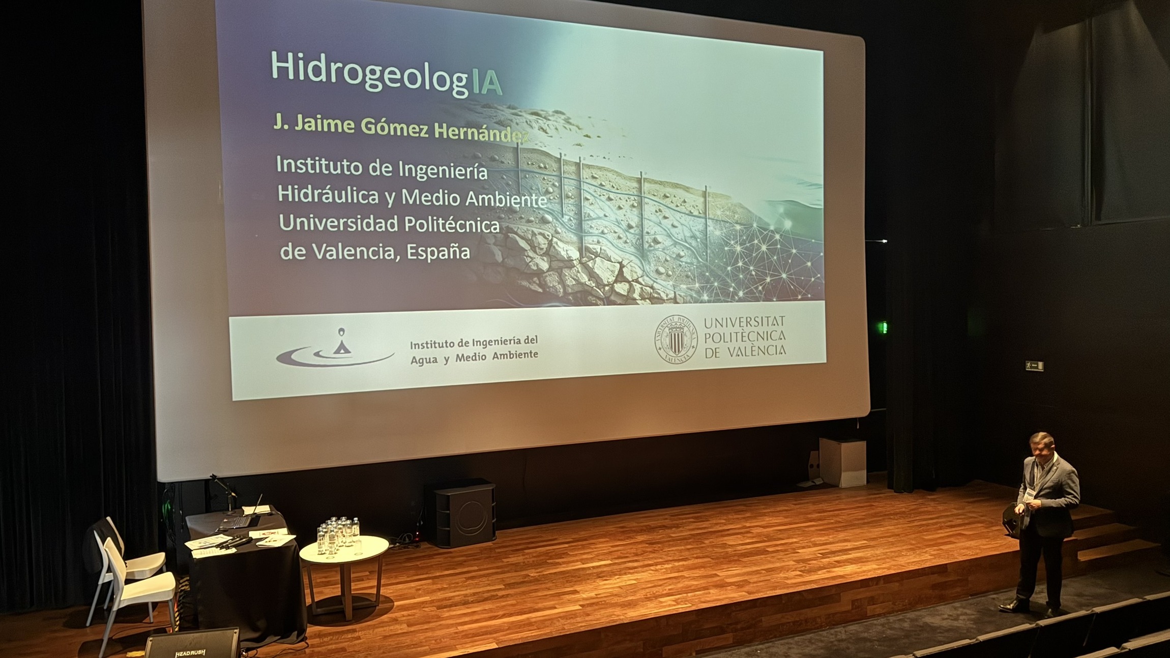 La pantalla con el título de mi intervención, HidrogeologIA, en el auditorio de Mar del Plata.