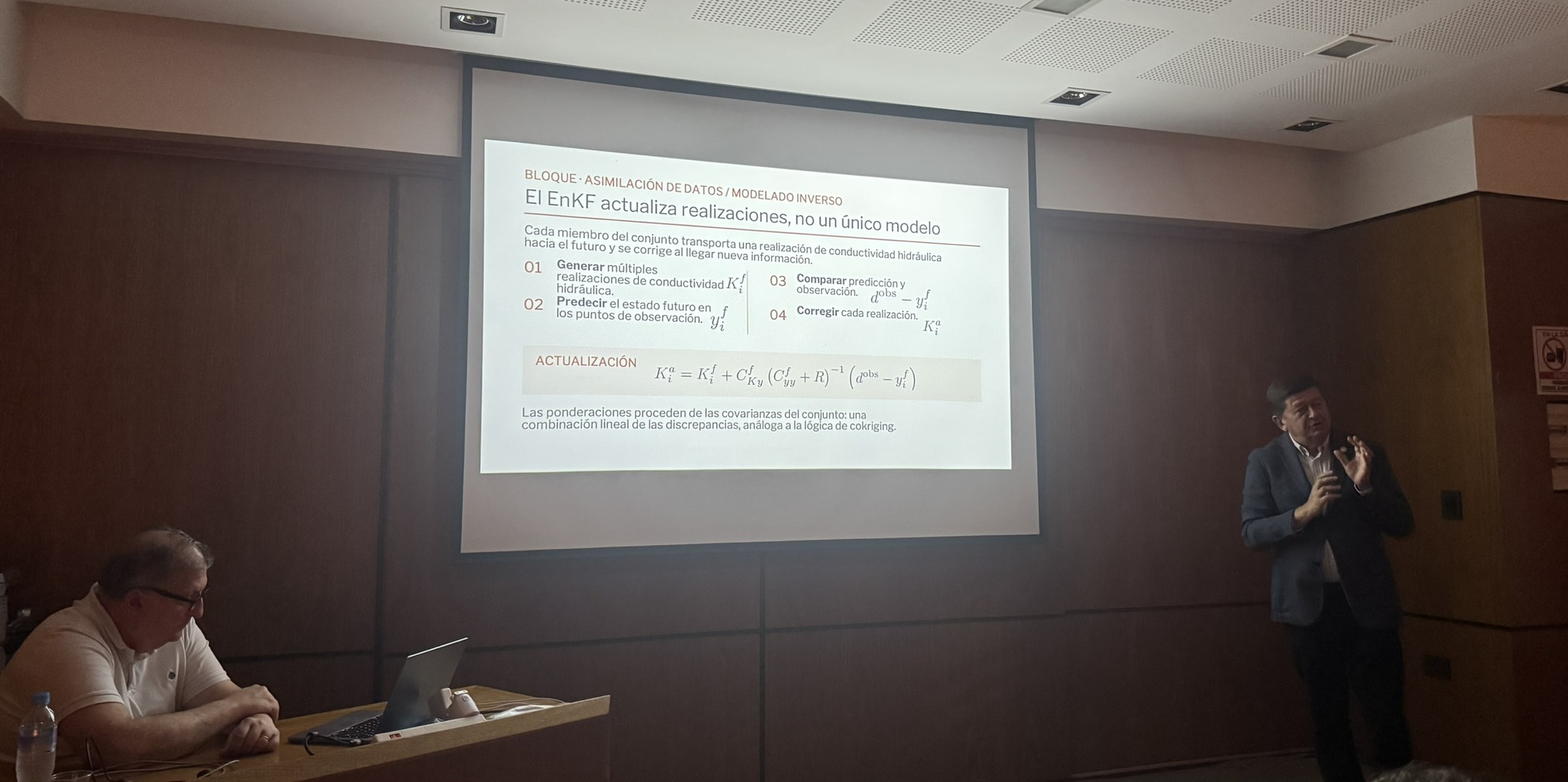 Durante la conferencia en la UTN de Córdoba, junto a una diapositiva sobre asimilación de datos.